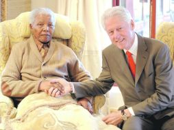 El ex presidente de Estados Unidos, Bill Clinton, saludó al líder en su casa de Johannesburgo. AFP  /