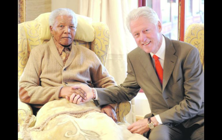 El ex presidente de Estados Unidos, Bill Clinton, saludó al líder en su casa de Johannesburgo. AFP  /