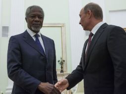 Vladimir Putin, presidente de Rusia (derecha), saluda al enviado especial de la ONU, Kofi Annan en Moscú. AP  /