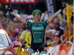 El ciclista del equipo Europcar, Thomas Voeckler, levanta las manos tras cruzar la meta de la etapa 16 del Tour. REUTERS  /