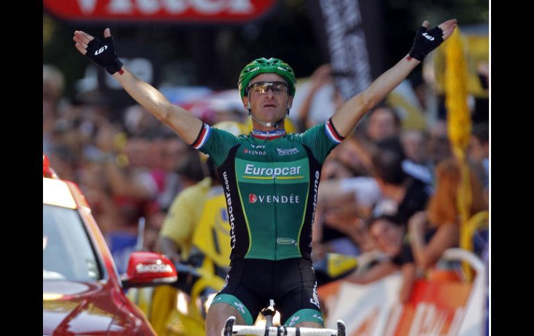 El ciclista del equipo Europcar, Thomas Voeckler, levanta las manos tras cruzar la meta de la etapa 16 del Tour. REUTERS  /