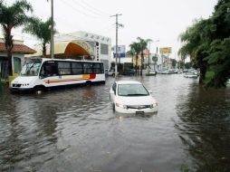 Los encharcamientos e inundaciones son una constante de cada temporal de lluvias en Guadalajara. ARCHIVO  /