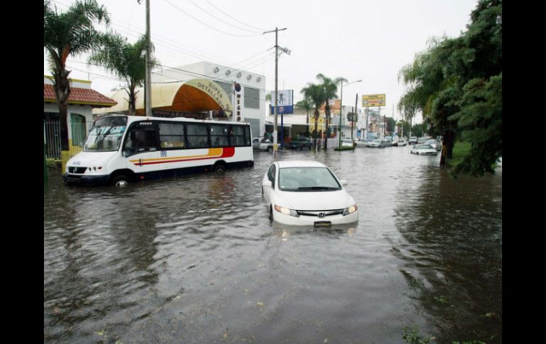 Los encharcamientos e inundaciones son una constante de cada temporal de lluvias en Guadalajara. ARCHIVO  /