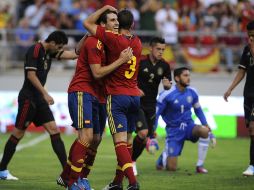 Los jugadores españoles festejan el gol con el que derrotaron a México en partido amistoso. AFP  /