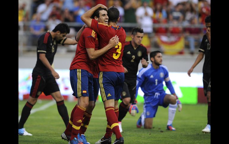 Los jugadores españoles festejan el gol con el que derrotaron a México en partido amistoso. AFP  /