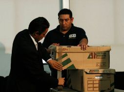 Trabajadores del IFE reciben cajas que contienen evidencias, según el PRD, para la cancelación de la elección presidencial. REUTERS  /