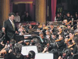 El director Marlon Enrique Jiménez Patiño, el martes pasado, en un momento del concierto de la Orquesta Infantil.  /