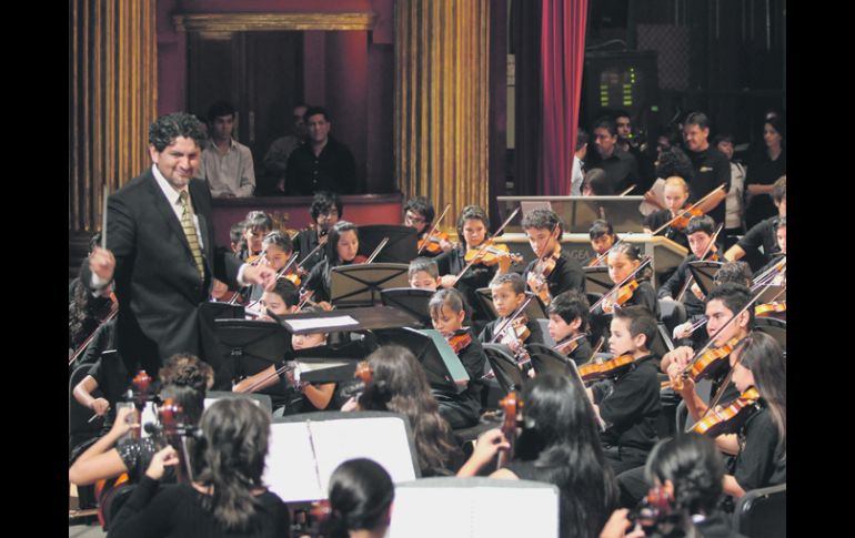 El director Marlon Enrique Jiménez Patiño, el martes pasado, en un momento del concierto de la Orquesta Infantil.  /