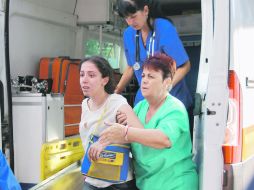 Una mujer israelí es atendida luego del ataque. Se trata del primer atentado contra israelíes en suelo búlgaro. AP  /