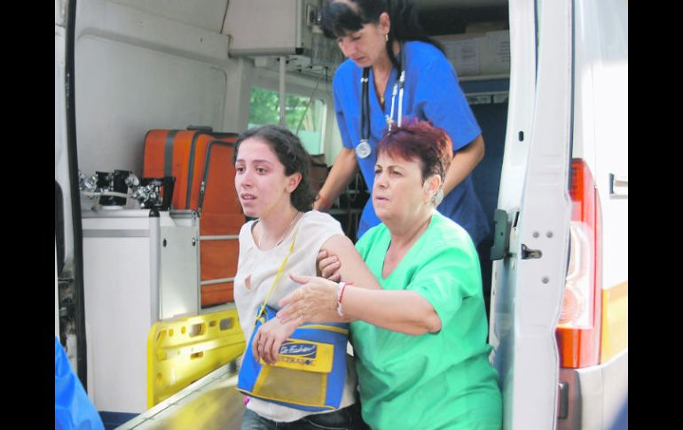 Una mujer israelí es atendida luego del ataque. Se trata del primer atentado contra israelíes en suelo búlgaro. AP  /