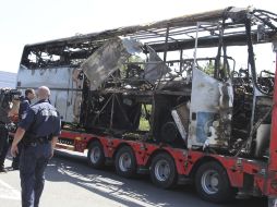 Operarios retiran uno de los autobuses que transportaban turistas israelíes y que fueron objetivo ayer de un atentado. EFE  /