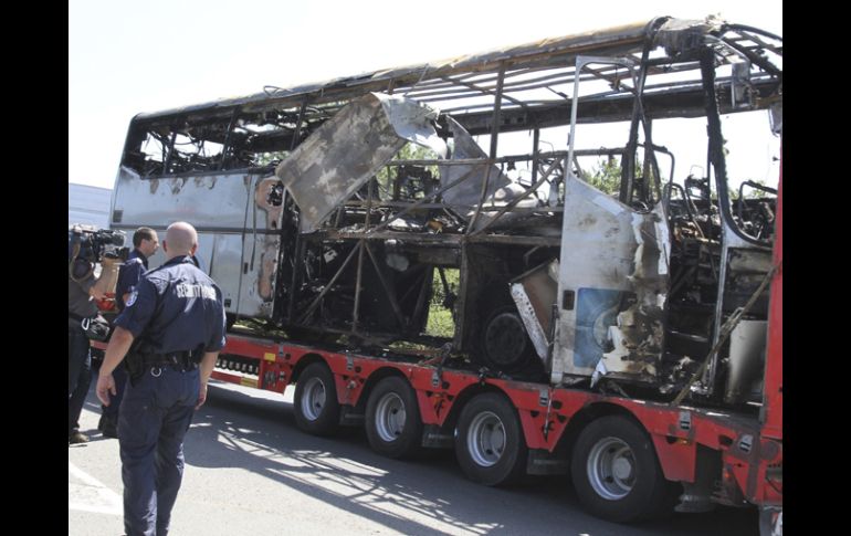 Operarios retiran uno de los autobuses que transportaban turistas israelíes y que fueron objetivo ayer de un atentado. EFE  /