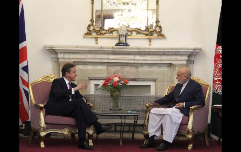 David Cameron (i) se reunió con el presidente de Afganistán Hamid Karzai (d). EFE  /