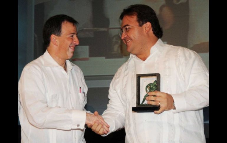 El secretario de Hacienda, José Antonio Meade y el gobernador de Veracruz, Javier Duarte de Ochoa, durante un evento. ARCHIVO  /