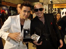 Pitbull y Prince Royce muestran orgullosamente sus galardones obtenidos en la 9° edición de los Premios Juventud. AP  /