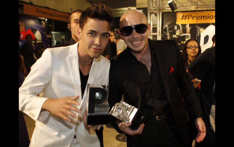 Pitbull y Prince Royce muestran orgullosamente sus galardones obtenidos en la 9° edición de los Premios Juventud. AP  /