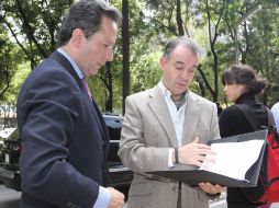 El vocero del PRI, Eduardo Sánchez y Raúl Cervantes, presentan denuncia ante la PGR por acusaciones sobre lavado de dinero. NTX  /