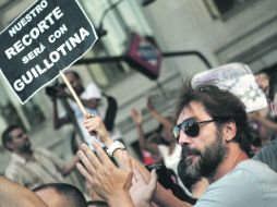 En la imagen, el actor Javier Bardem acompaña el recorrido de los manifestantes hacia la Puerta del Sol, en Madrid. REUTERS  /