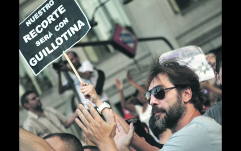 En la imagen, el actor Javier Bardem acompaña el recorrido de los manifestantes hacia la Puerta del Sol, en Madrid. REUTERS  /