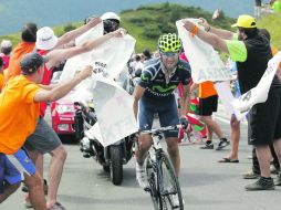 COBIJADO. Alejandro Valverde recibe el apoyo de la gente durante el ascenso rumbo a Peyragudes. AP  /