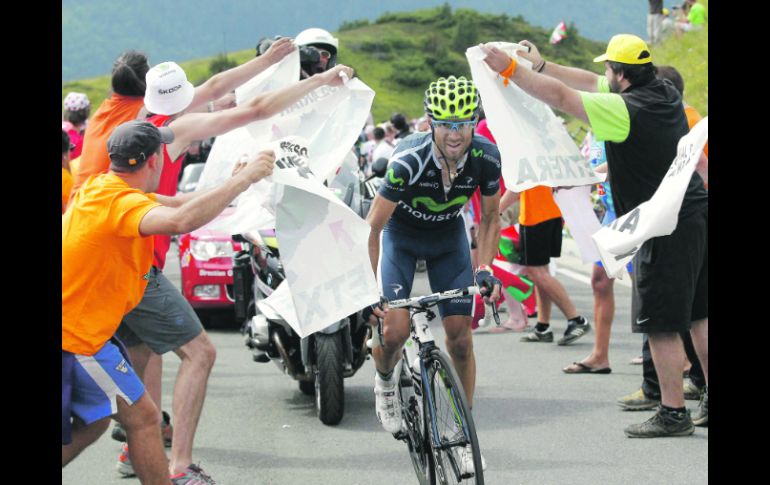 COBIJADO. Alejandro Valverde recibe el apoyo de la gente durante el ascenso rumbo a Peyragudes. AP  /