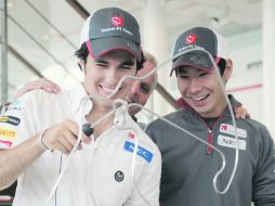 TOQUES. Sergio Pérez y Kamui Kobayashi se divierten con un juego que les prestó la televisora británica. SAUBER MOTORSPORT  /