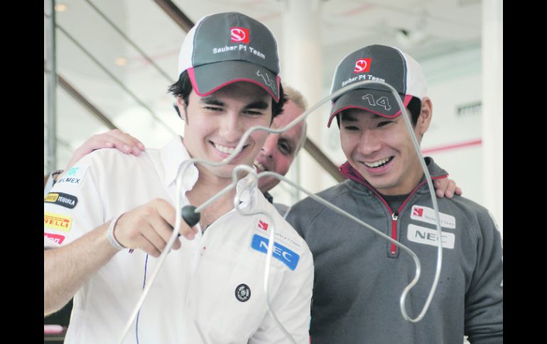 TOQUES. Sergio Pérez y Kamui Kobayashi se divierten con un juego que les prestó la televisora británica. SAUBER MOTORSPORT  /