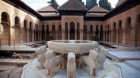 Foto del Patio de los Leones de la Alhambra, durante la restauración. REUTERS  /