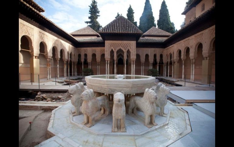 Foto del Patio de los Leones de la Alhambra, durante la restauración. REUTERS  /