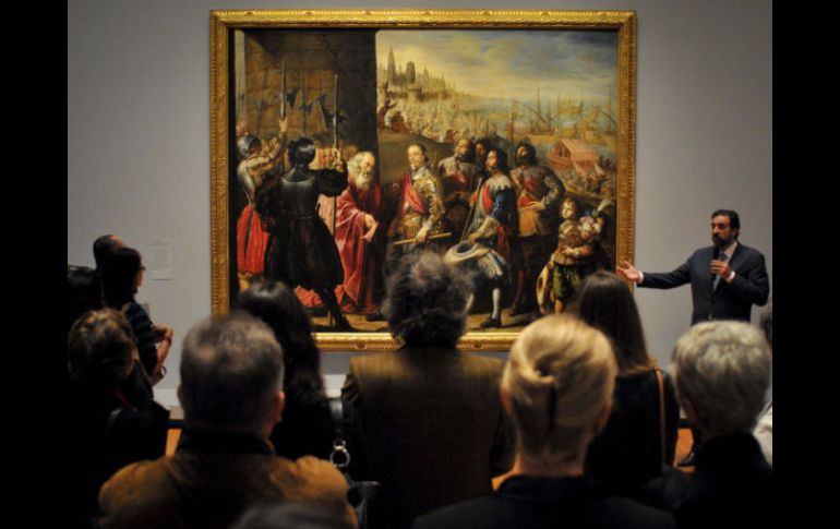 Un grupo de periodistas observan el cuadro 'El socorro de Génova por el II marqués de Santa Cruz' del pintor español Antonio Pereda.EFE  /