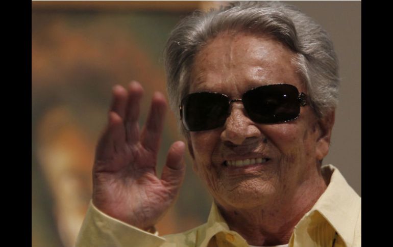 La cantante Chavela Vargas, de 93 años, sigue su recuperación en el hospital madrileño. ARCHIVO  /