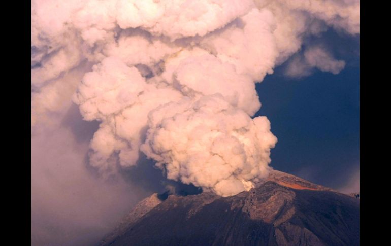 En las últimas horas el sistema de monitoreo del volcán Popocatépetl registró 37 exhalaciones de baja a moderada intensidad. ARCHIVO  /