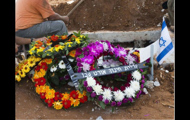 Ofrendas florales a uno de los turistas fallecidos en Bulgaria. AFP  /