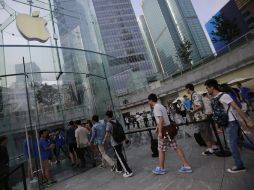 Las tranquilas y ordenadas colas en Shanghái y Pekín fueron una sorpresa para muchos seguidores de Apple en China. AP  /