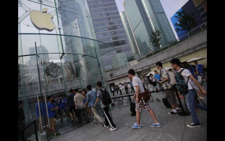 Las tranquilas y ordenadas colas en Shanghái y Pekín fueron una sorpresa para muchos seguidores de Apple en China. AP  /