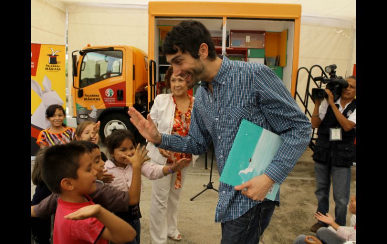 El músico saludo y convivió con los pequeños.  /