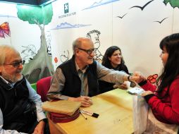 El caricaturista argentino Joaquín Lavado, 'Quino', saluda a una niña durante la Feria del Libro Infantil de Buenos Aires. EFE  /