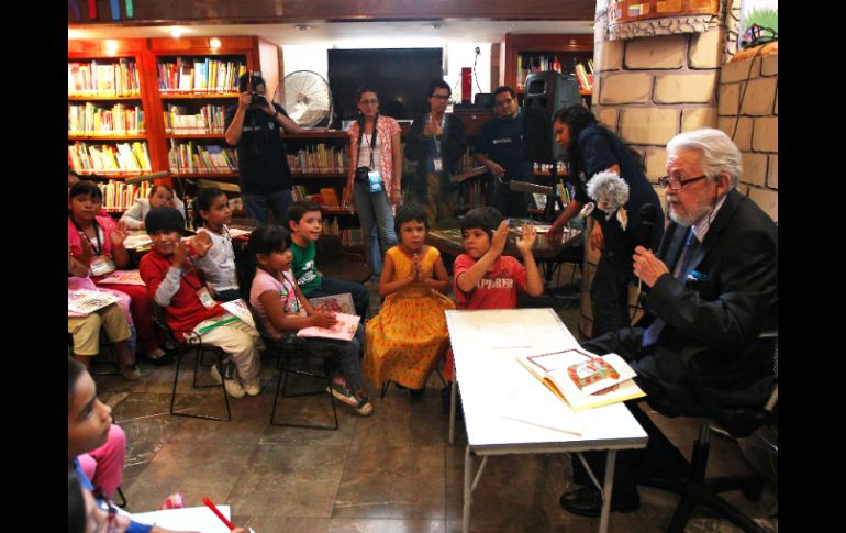 El escritor y director de la Biblioteca Iberoamericana, leyendo un poema en compañía de su títerer 'Ferdi'.  /