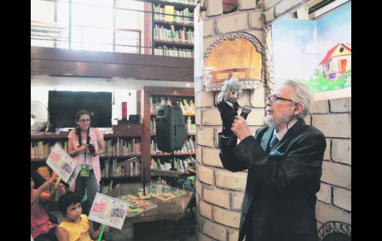 El escritor estretuvo a los cerca de 30 niños que tomaron los cursos de verano en el lugar.  /