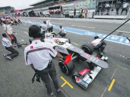 Ensayo. Sergio Pérez realiza prácticas en el pit de Sauber, durante la sesión del viernes. SAUBER MOTORSPORT  /