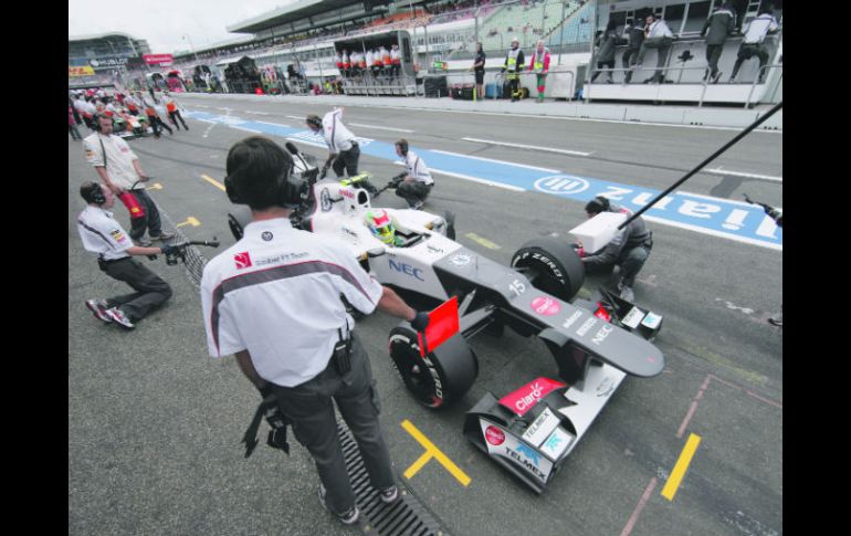 Ensayo. Sergio Pérez realiza prácticas en el pit de Sauber, durante la sesión del viernes. SAUBER MOTORSPORT  /