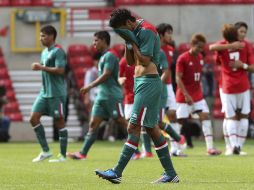 Giovani dos Santos lamenta la derrota al terminar el partido ante Japón. EFE  /