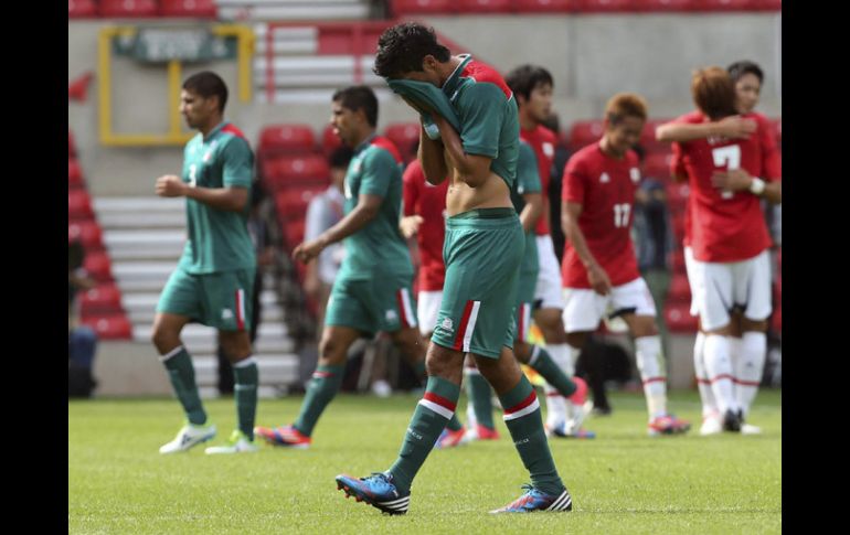 Giovani dos Santos lamenta la derrota al terminar el partido ante Japón. EFE  /