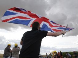 A la pasada del británico Bradley Wiggings, un fanático ondea la bandera de Reino Unido. AP  /