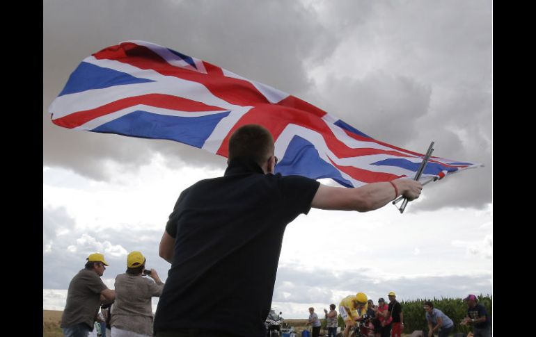 A la pasada del británico Bradley Wiggings, un fanático ondea la bandera de Reino Unido. AP  /