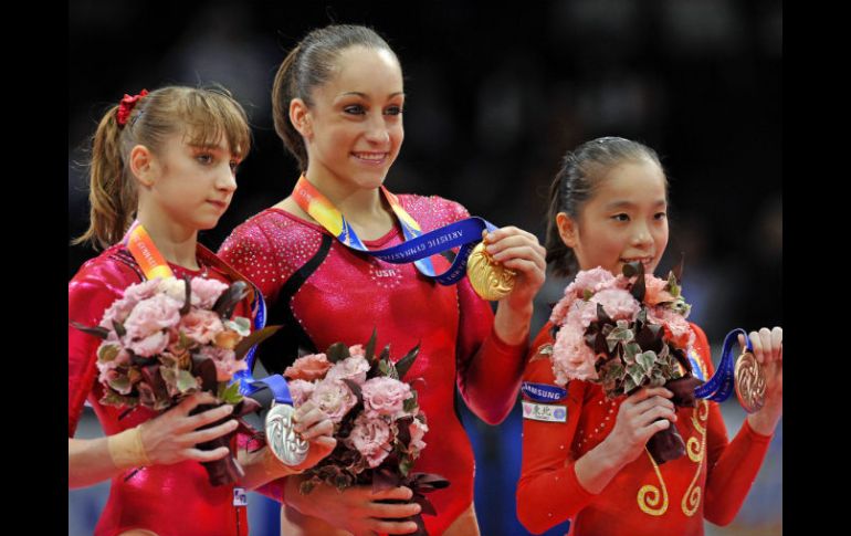 Las favoritas de la gimnasia femenil son: Jordyn Wiebber de EU (c), Victoria Komova de Rusia (i) y la china Yao Jinnan (d). ARCHIVO  /