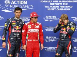 Fernando Alonso (Ferrari), Sebastián Vettel y Mark Webber (Red Bull) después de la sesión de entrenamiento. EFE  /