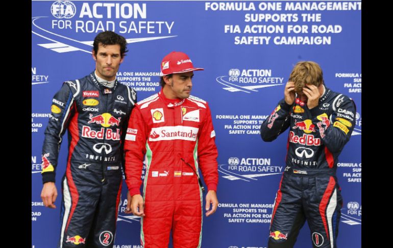 Fernando Alonso (Ferrari), Sebastián Vettel y Mark Webber (Red Bull) después de la sesión de entrenamiento. EFE  /