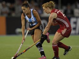 Luciana Aymar (i), la ''Maradona del Hockey'', espera que sus esfuerzos sean recompensados con el oro para las Leonas. ARCHIVO  /