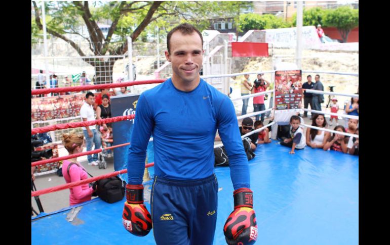 El hermano del ''Canelo'' se prepara para escribir su historia en Guadalajara. ARCHIVO  /